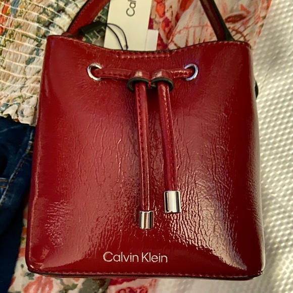💕Calvin Klein Mini Draw String Bag ~ NWT Vegan leather. Color amazing. - Picture 9 of 14